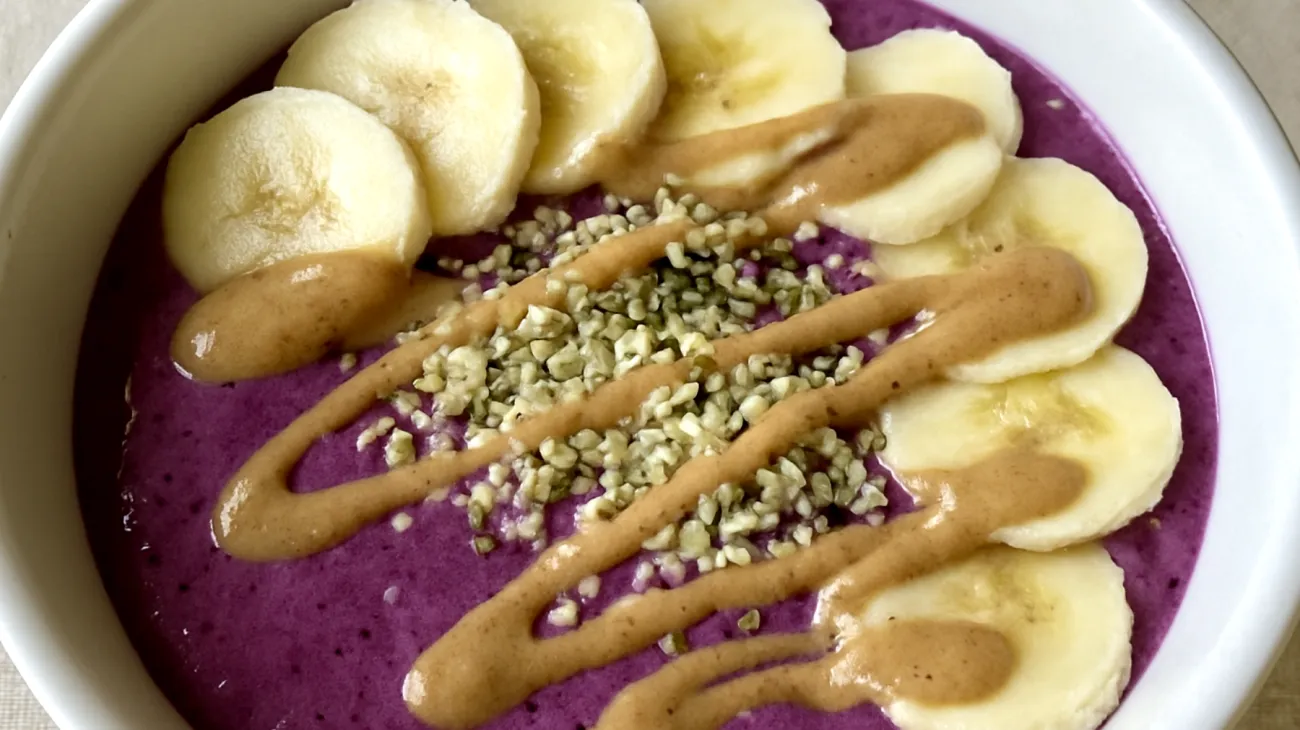 Smoothie bowl con semi di canapa, banana e burro di mandorle"